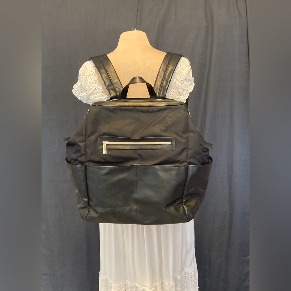 BÉIS The Diaper Backpack - Zipper Broken on One Side (still functional)